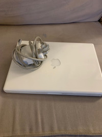 MacBook 13 late 2008 white plastic body 