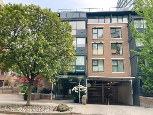 Beautifully maintained 2 bedroom condo in the elegant Verona of Portico by Bosa. Unit is move-in rea...