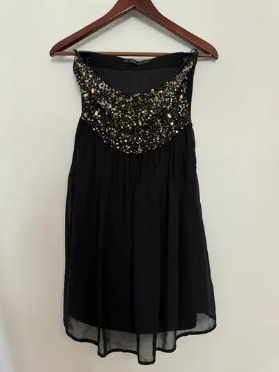 In a great condition, beautiful dress with beaded work on the top. No missing pieces. Length above t...