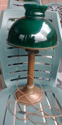 Lampe ancienne de table avec abat-jour vert émeraude en verre