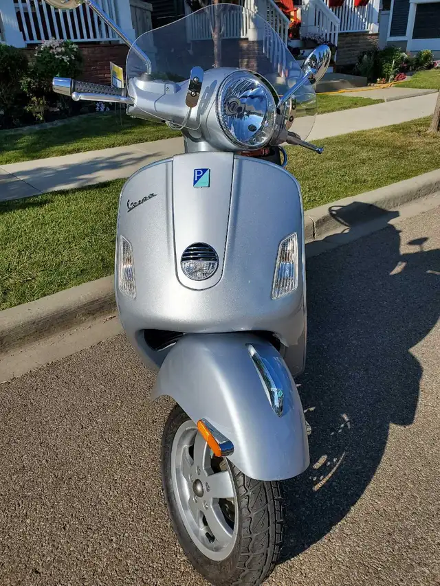 2007 Vespa GTS 250 ie in Scooters & Pocket Bikes in Edmonton - Image 4