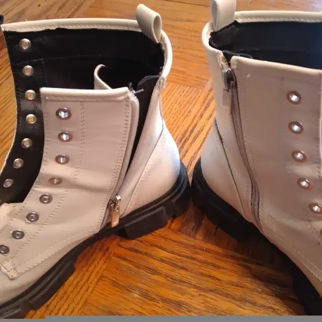 NINE WEST WHITE BOOTS SIZE 9M $5 in Women's - Shoes in City of Toronto - Image 3