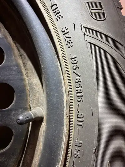 4 15inch tires on 5 spoke steel rims with TPS sensors. Good Year Brand