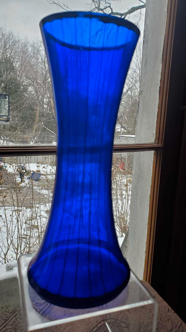 COBALT BLUE GLASS VASE● VINTAGE  in Arts & Collectibles in City of Toronto - Image 4