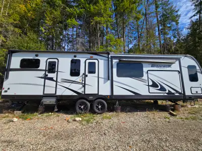 Original owners • Immaculate condition • Meticulously cared for This is a beautiful 2022 Venture Spo...