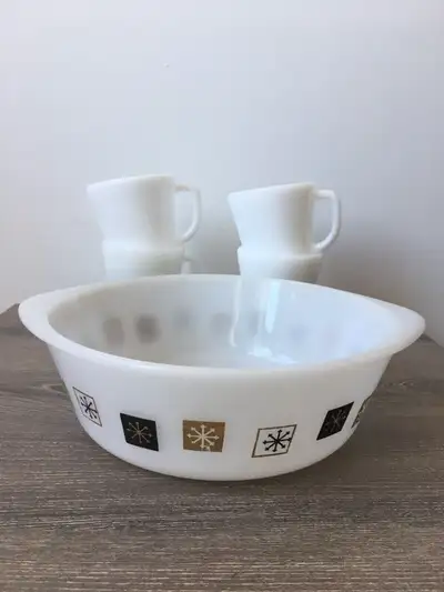 DISPONIBLE. Vendu ensemble : *Belle cocotte en milk glass, motifs noirs et dorés, en bon état. Diamè...