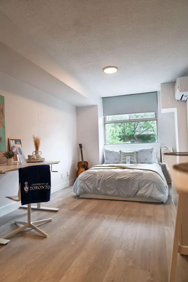 Downtown Toronto Apartment Room for Summer Student