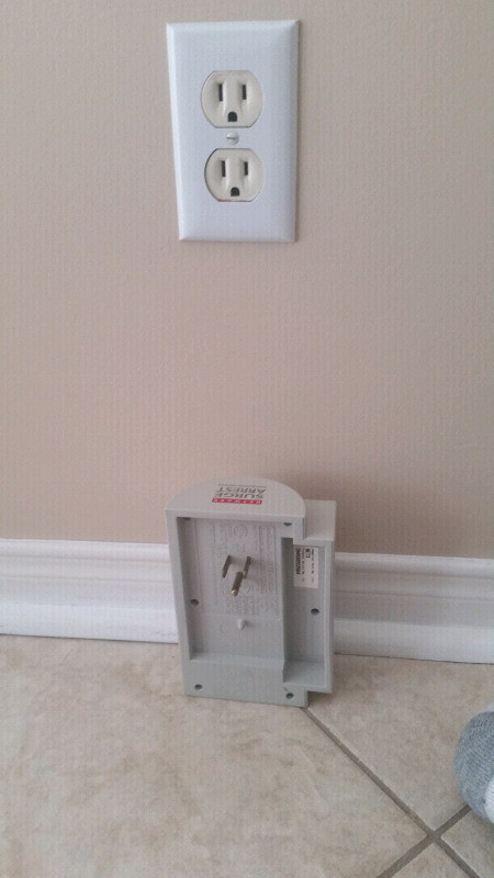 APC Surge Arrest Protector 3 Outlet Wall Mount in General Electronics in Mississauga / Peel Region - Image 2