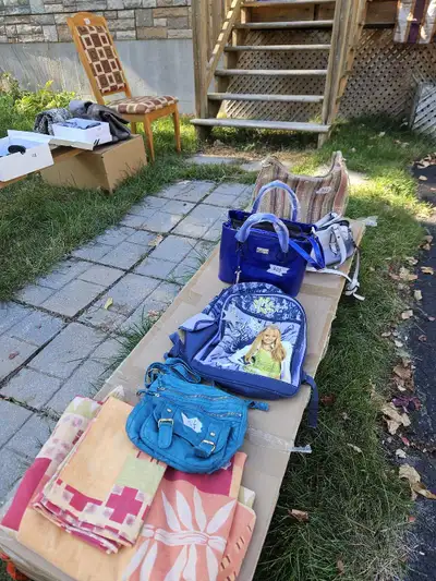 Objet variés (souliers, sacs, bijoux, cellulaire, porte-revue, rideaux et +)