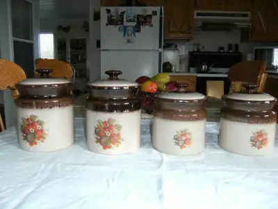 Ensembles de quatre boîtes de ménage de Beauce et en bois, View more