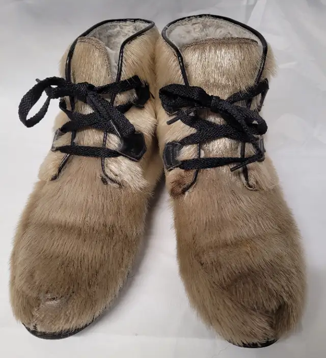 Vintage Blondo Sealskin Boots Womens Size 10 in Women's - Shoes in Red Deer - Image 3