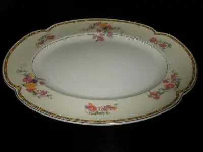 Assiette de service en porcelaine anglaise par Johnson Brothers, View more