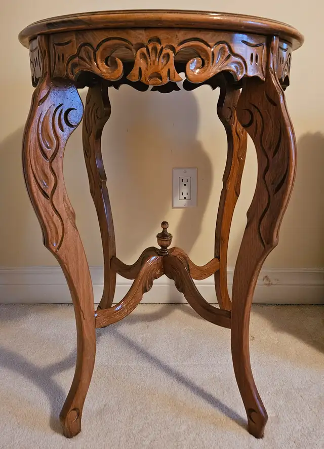 VINTAGE 1940'S WALNUT CARVED FRENCH STYLE SIDE LAMP TABLE -  USA in Coffee Tables in City of Toronto - Image 9