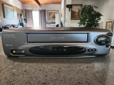 Tested, works great. No remote. RCA cable included.