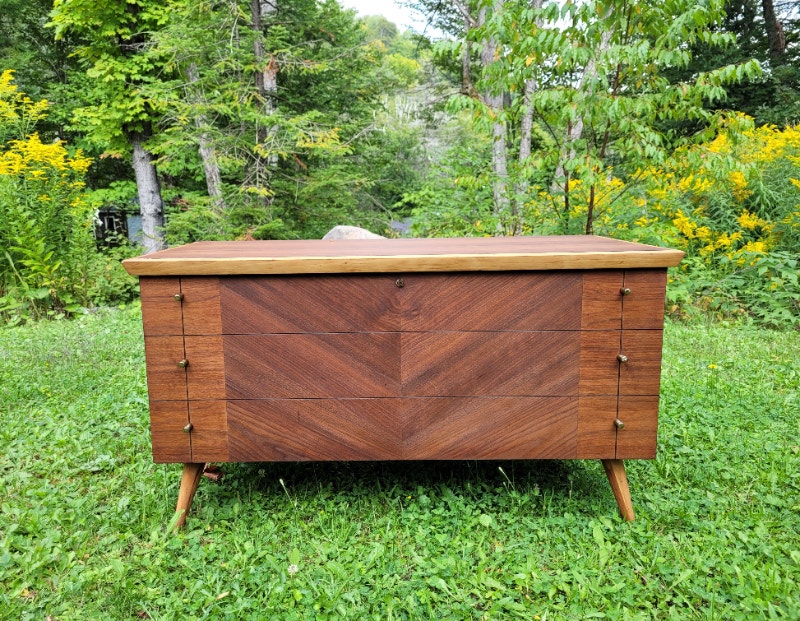 Coffre en cèdre vintage Mid century en noyer restauré Commodes et