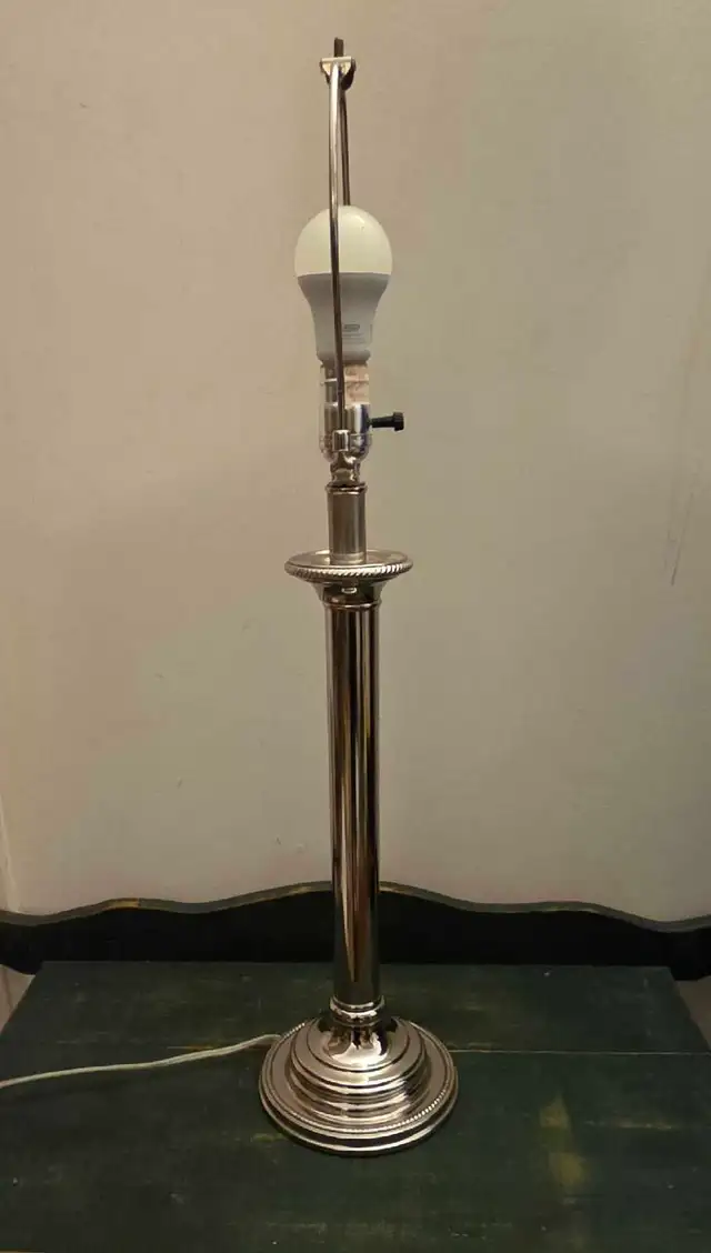 Vintage-style silver columnar table lamp in Indoor Lighting & Fans in City of Toronto - Image 4