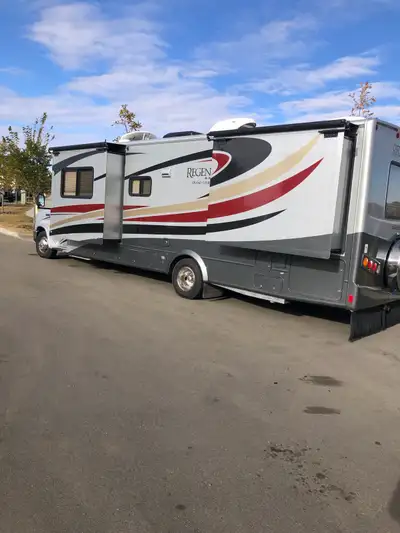 Regency 29GT, E450, V10 Full body paint, 3 Slides, Generator, Auto Level, rear Air bags with built i...