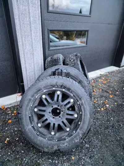 20" wheels Off 16 Escalade ** tires are junk** Center caps and lug nuts included Pick up South end L...