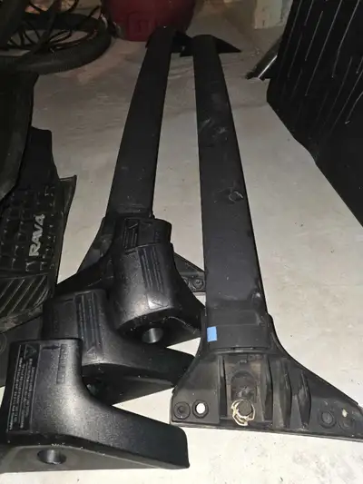 Rack - Support barre de toit rav4 prime 2021 Prix 160$