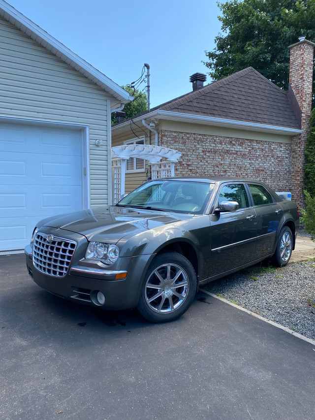 chrysler 300 2010 tout équipé dans Autos et camions  à Ville de Québec - Image 2
