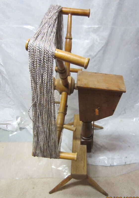 Antique  skein winder (like a Spinning Wheel) in Arts & Collectibles in Oshawa / Durham Region - Image 3