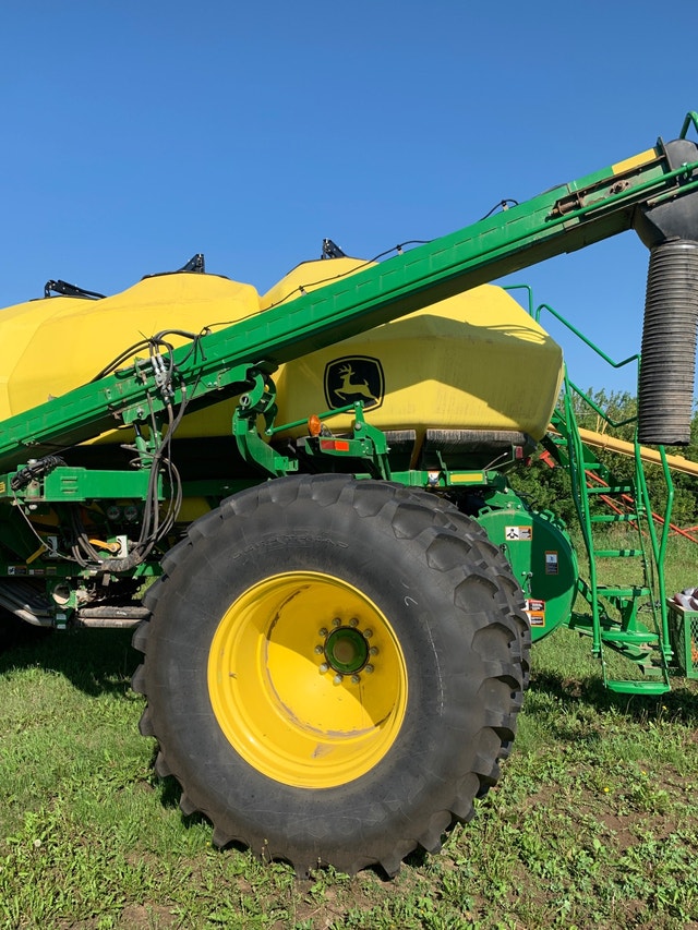 Morris C2 John Deere 1910 550 tbh cart Farming Equipment Nipawin