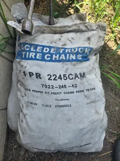 Set of chains 2 bags 11.22 5 tire chains new have never been used .please contact .by text 250488173...