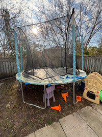 Trampoline large with enclosure 