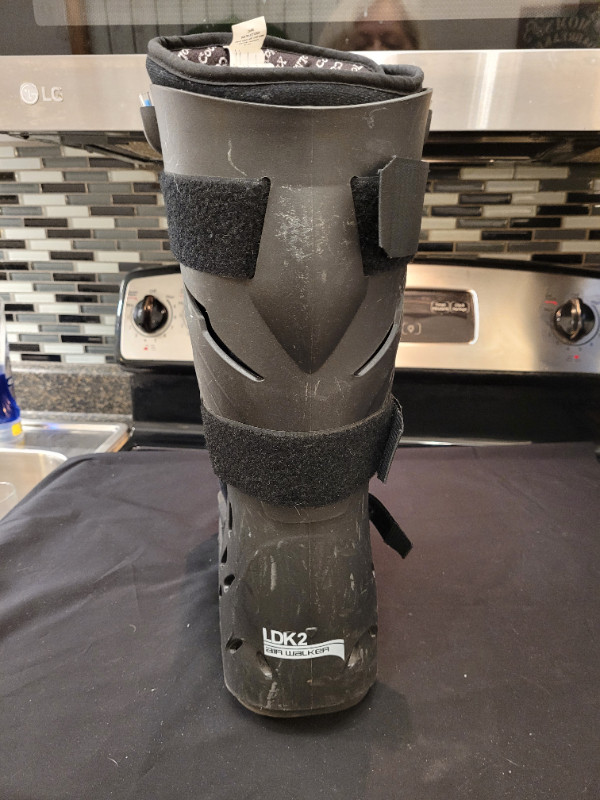 LDK2 Air Walker Boot Cast Size Small Tall & Short in Health & Special Needs in Oshawa / Durham Region - Image 2