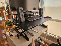 Manual stand up desk riser