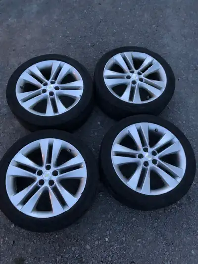 These rims came off a 2015 Cruze LTZ RS but can fit other models. The rims are 18” x 7.5” Bolt patte...