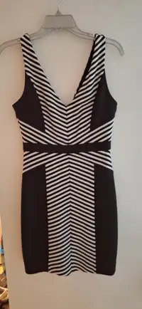 Black and White Size 4 Guess Dress