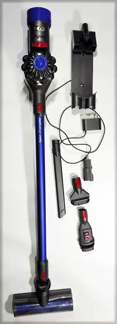 For sale in excellent working condition Dyson V7 cordless vacuum - see pictures. The vacuum has a ne...