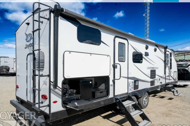 Reluctantly Selling: Jayco WhiteHawk 29BH w/ Slide, Fireplace... in Travel Trailers & Campers in Revelstoke - Image 4