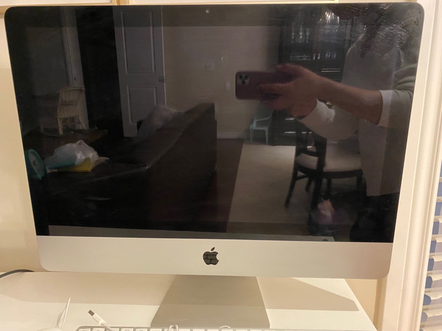 2010 iMac with keyboard and mouse in Desktop Computers in Mississauga / Peel Region - Image 2