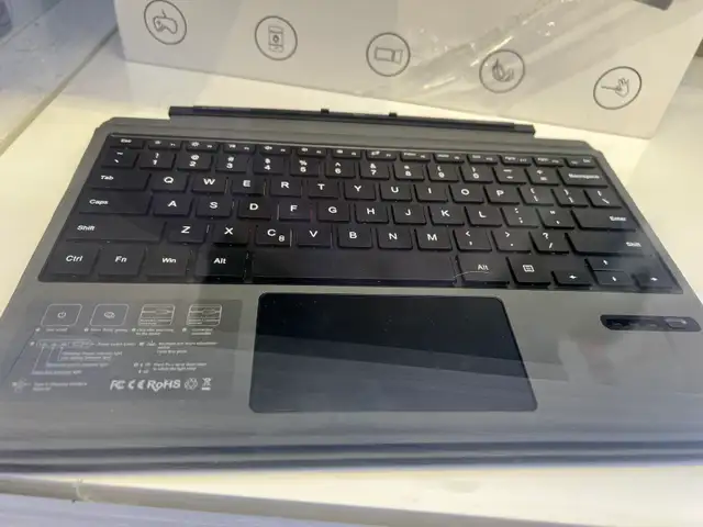 Magnetic Detachable keyboard447398326682920960