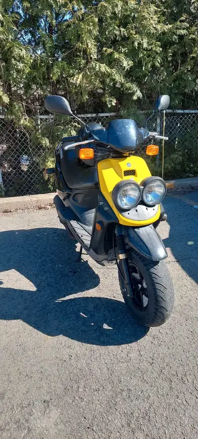 Yamaha bws 50cc stock $2000 Tout est fonctionnel Km:28564 Inclus: Bâche pour moto Beaucoup de pièces...