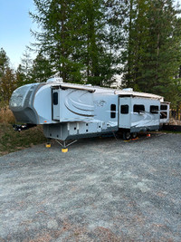 2015 Open Range 427BHS 5th wheel, outdoor kitchen, 5 slides