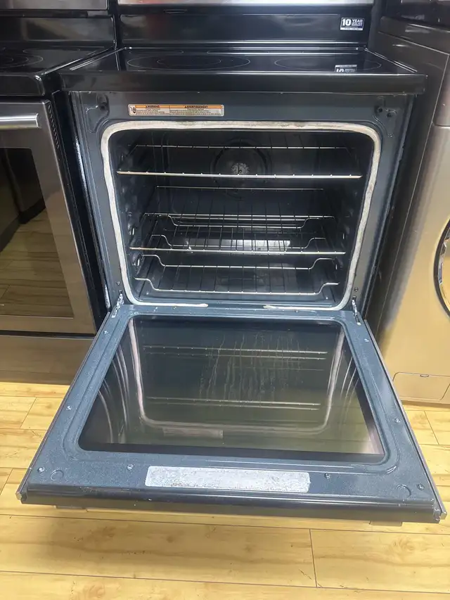 Maytag Electric Range in Stoves, Ovens & Ranges in Laval / North Shore - Image 3