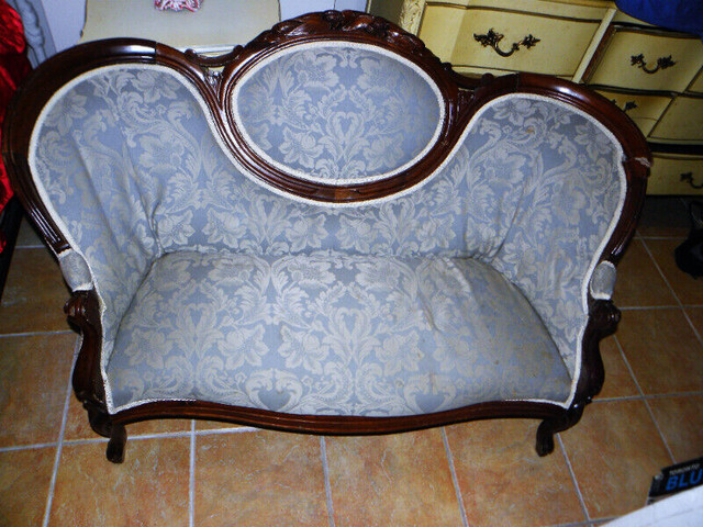 Fabulous Antique Settee Needs Undercarriage Repair in Home Décor & Accents in Mississauga / Peel Region