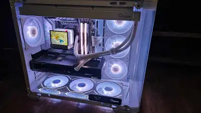 PC tres haute performance au allure élégant et moderne que se sois pour du gaming lourd ou du multit...