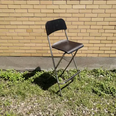 Chaise haute en bois noir Ikea . Chaise pliante. Peut supporter 200 lbs. En bonne condition.