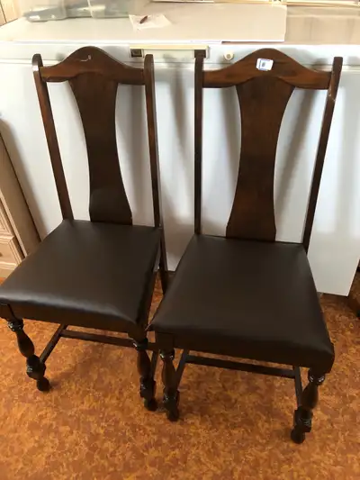 2 chaises en bois siège rembourré 30$ chaque, View more