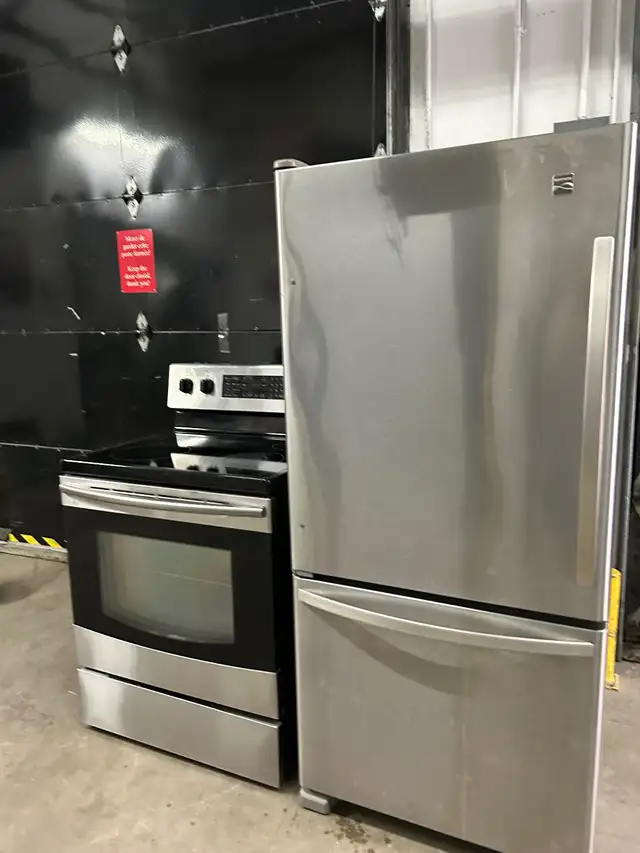 Frigidaire and stove perfect condition very clean all functional in Stoves, Ovens & Ranges in City of Montréal - Image 2
