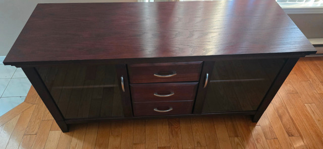 TV Media Stand - High quality real oak wood in TV Tables & Entertainment Units in Gatineau - Image 2