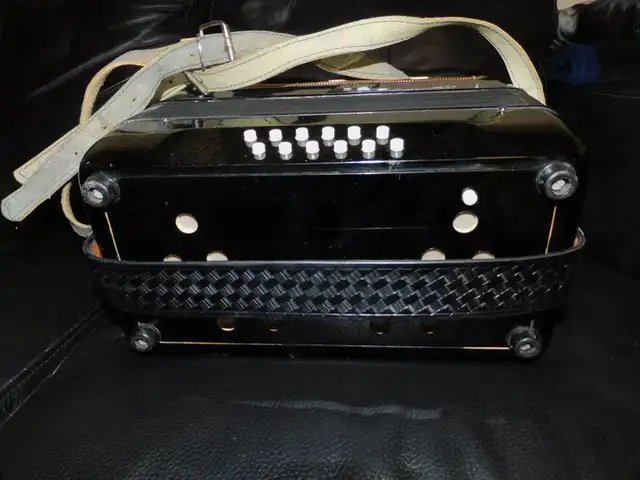 Vintage Parrot Accordion MUS1302 NO801 in Other in Markham / York Region - Image 8
