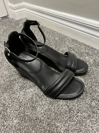 Black Kenneth Cole leather sandals size 6