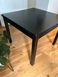 Table with sliding ends
