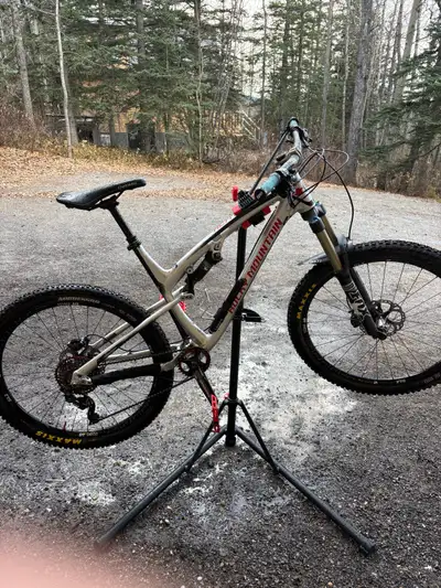 2016 size Large carbon frame This bike is a blast. Some surface scuffs, but no cracks.