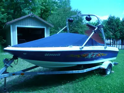 BATEAU BAYLINER AVEC MOTEUR DE 3L-135 HP, REMORQUE, TOILE DE PROTECTION, SYSTEME DE SON, TOUR DE WAK...